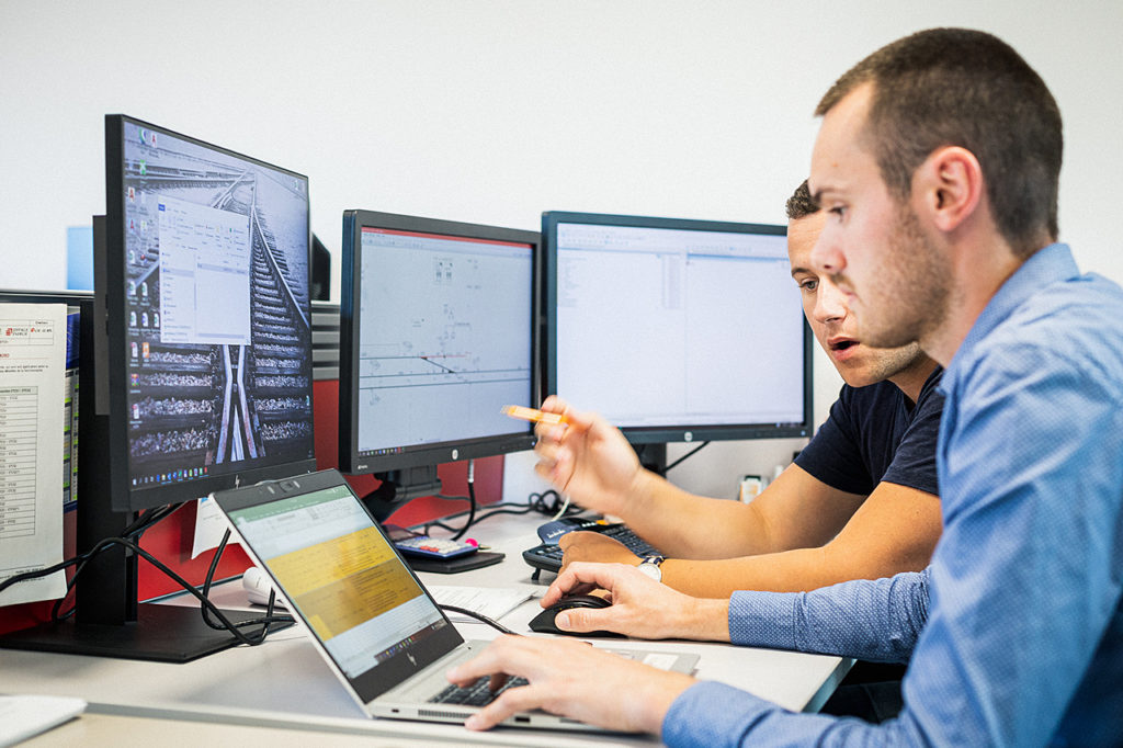 Homme travaillant ensemble sur un ordinateur